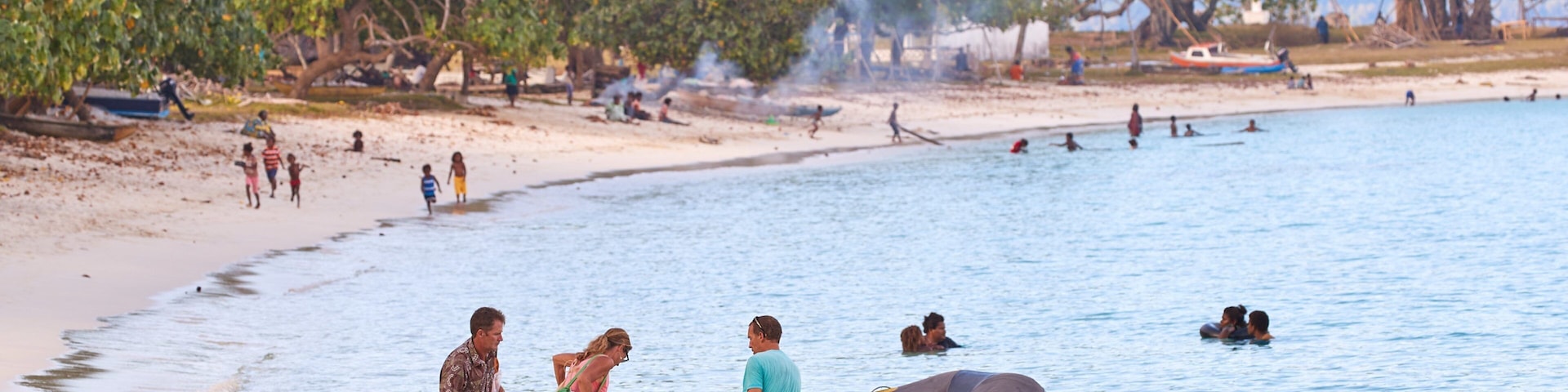 Port Olry que inclui uma praia de areia, paisagens litorâneas e canoagem