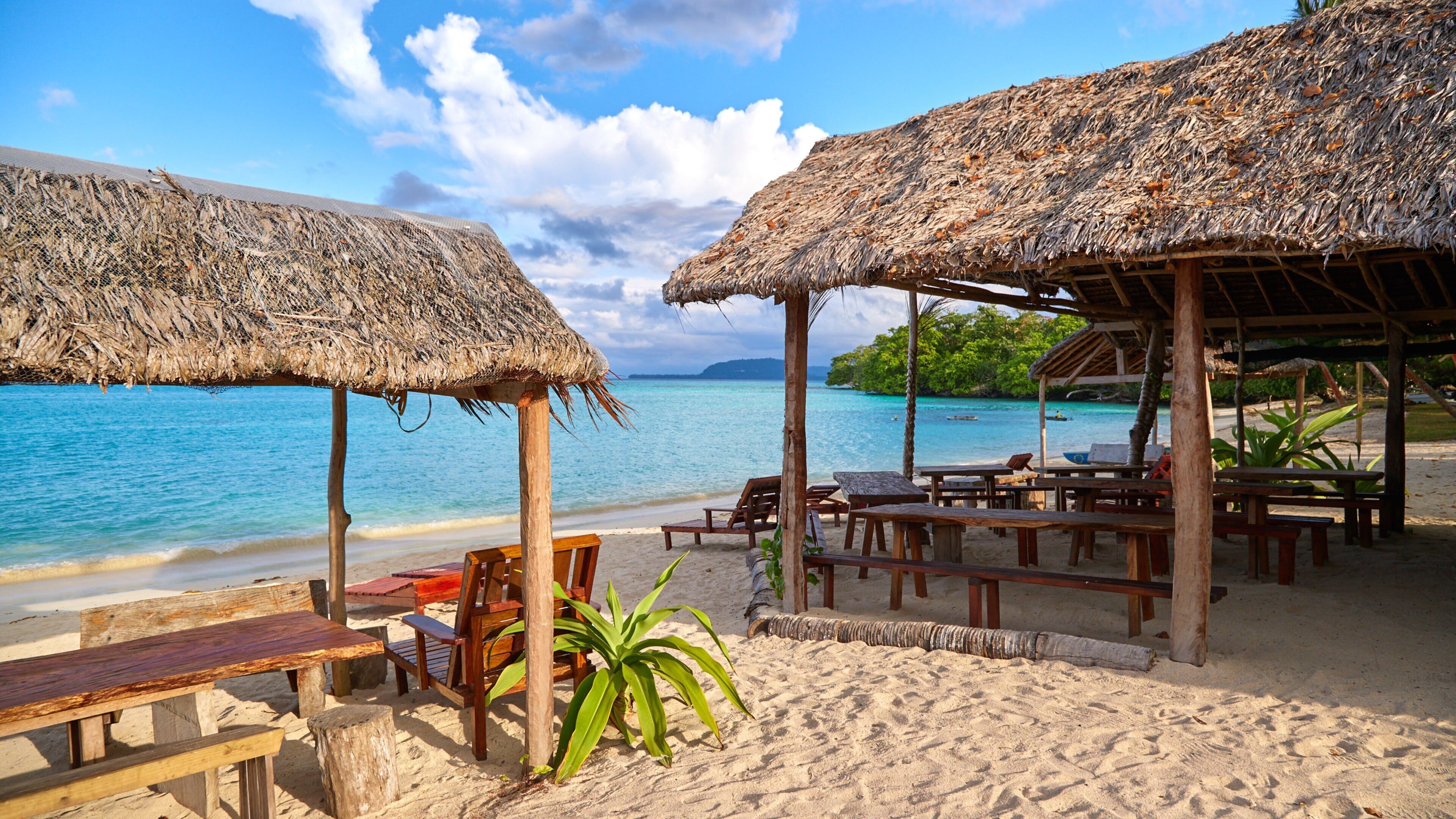 Port Olry som inkluderer kyst, sandstrand og tropisk landskap