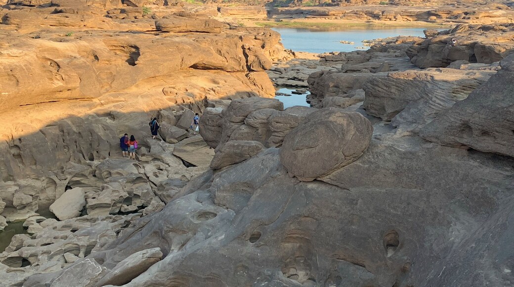 The “3,000 holes” is one of those remarkable but virtually unknown attractions that rural #Thailand 🇹🇭 has tons of. For a country that is so popular with tourists, so much of it remains relatively unexplored!
#LifeAtExpediaGroup