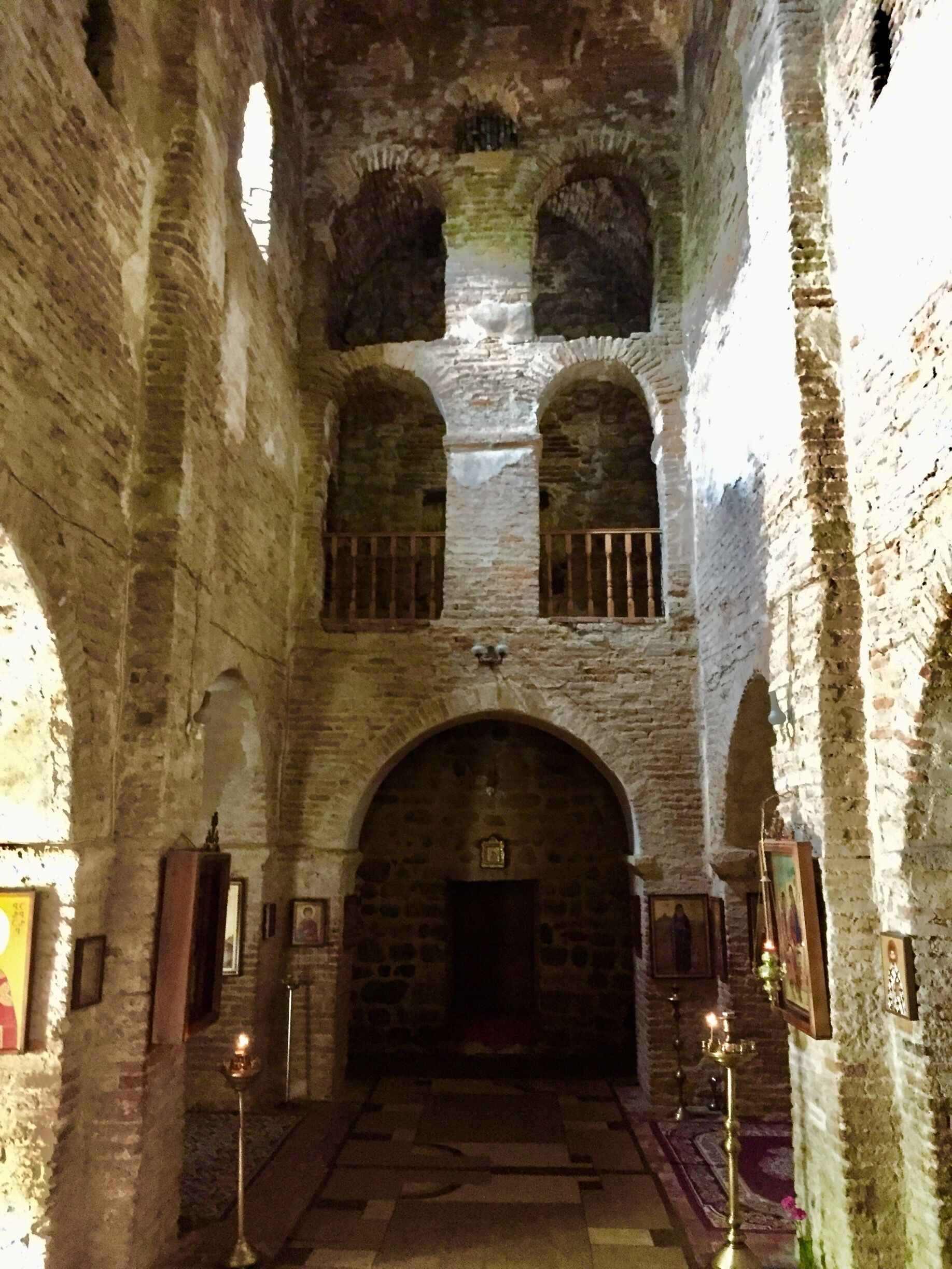Half way between Telavi and Sighnaghi, 2 km South of Gurjaani is the church Kvelatsminda - an absolute "must see", if you pass by. The church was built in the 8th/9th century and features a long structure building topped by two domes. The interior is already a clear 3-hall basilica and the height is impressive! In Gurjaani you drive up-hill for 2km then park the car and walk down-hill for approx. 300m.