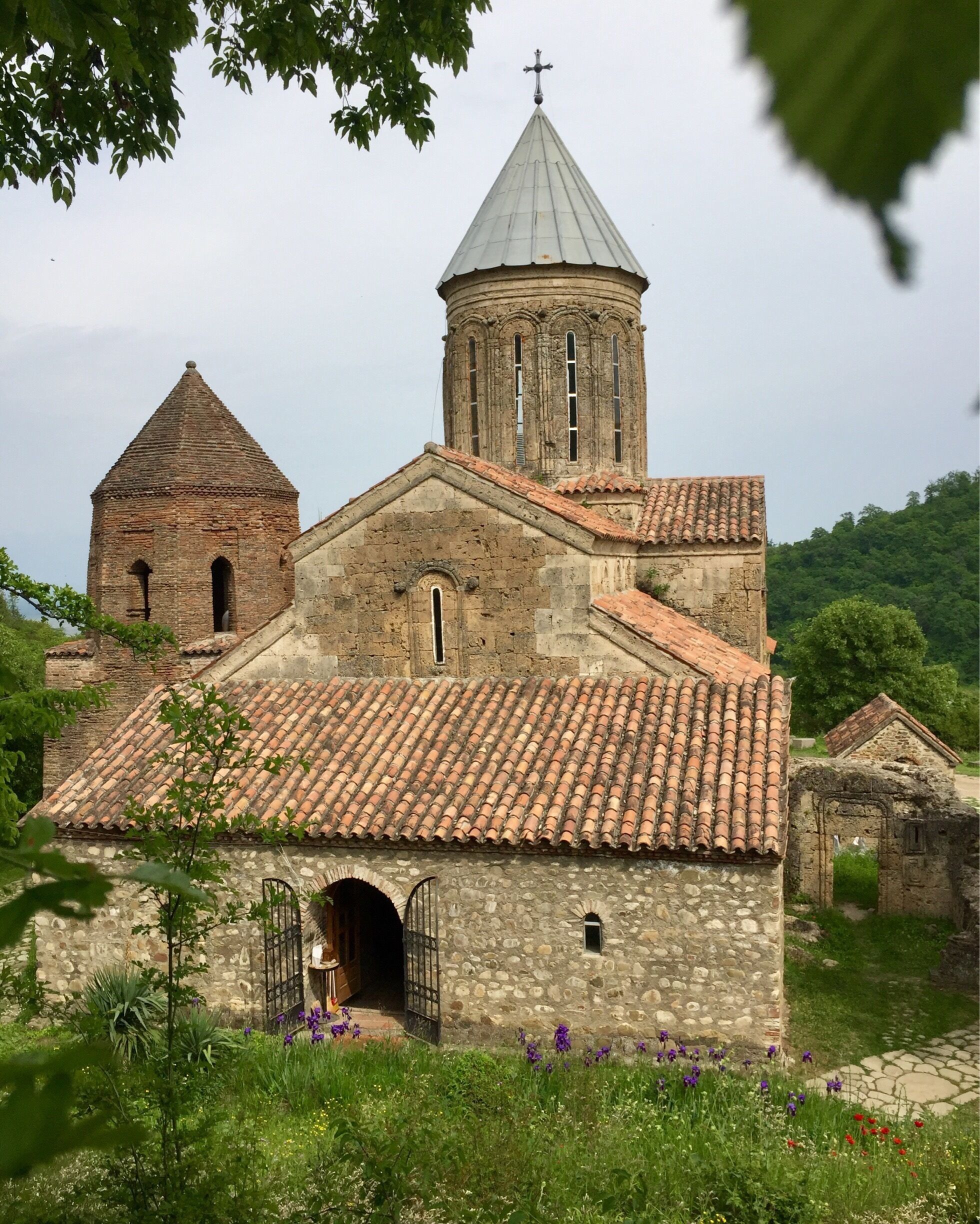 Sabatsminda Church is located half way between Sighnaghi and Gurjaani, Kakheti. The church is located 1 km South-West off the main road, easy to reach, but nothing "special" and not a "required stop-over". Nice quiet place, plain interior, currently under renovation. (but do not miss Kvelatsminda in Gurjaani, if passing-by!)