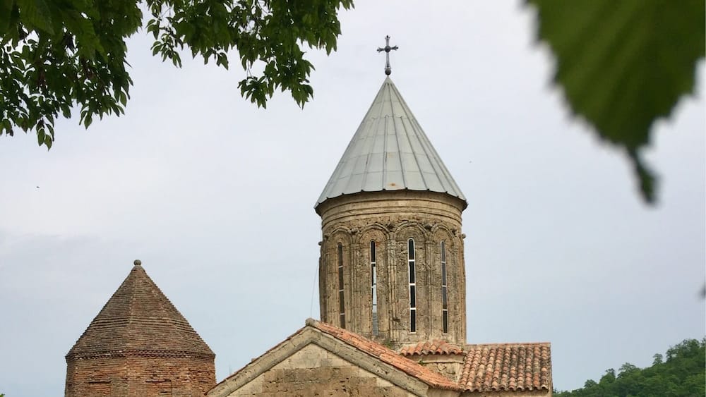 Sabatsminda Church is located half way between Sighnaghi and Gurjaani, Kakheti. The church is located 1 km South-West off the main road, easy to reach, but nothing "special" and not a "required stop-over". Nice quiet place, plain interior, currently under renovation. (but do not miss Kvelatsminda in Gurjaani, if passing-by!)
