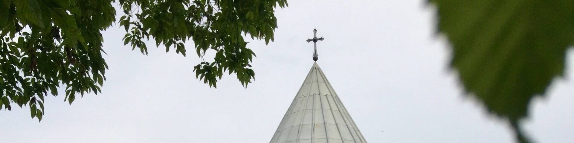 Sabatsminda Church is located half way between Sighnaghi and Gurjaani, Kakheti. The church is located 1 km South-West off the main road, easy to reach, but nothing "special" and not a "required stop-over". Nice quiet place, plain interior, currently under renovation. (but do not miss Kvelatsminda in Gurjaani, if passing-by!)
