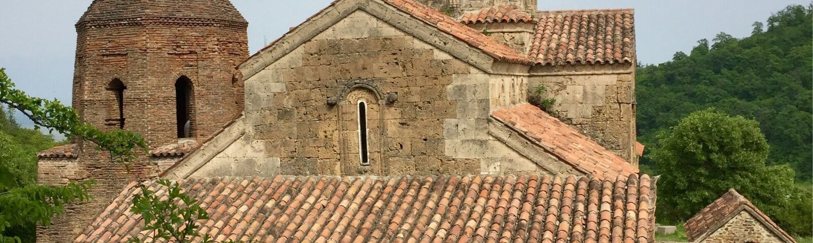 Sabatsminda Church is located half way between Sighnaghi and Gurjaani, Kakheti. The church is located 1 km South-West off the main road, easy to reach, but nothing "special" and not a "required stop-over". Nice quiet place, plain interior, currently under renovation. (but do not miss Kvelatsminda in Gurjaani, if passing-by!)