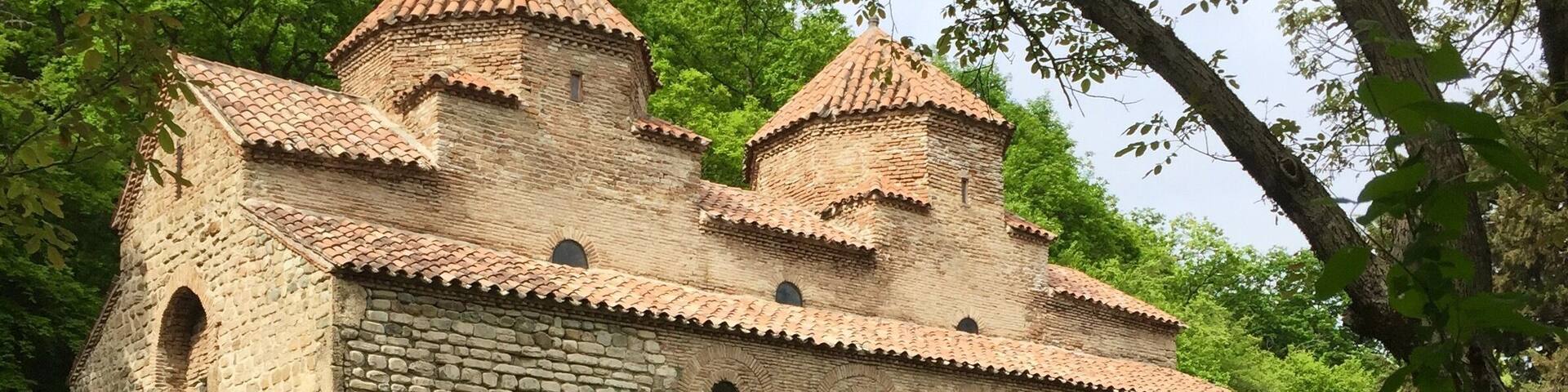 Half way between Telavi and Sighnaghi, 2 km South of Gurjaani is the church Kvelatsminda - an absolute "must see", if you pass by. The church was built in the 8th/9th century and features a long structure building topped by two domes. The interior is already a clear 3-hall basilica and the height is impressive! In Gurjaani you drive up-hill for 2km then park the car and walk down-hill for approx. 300m.