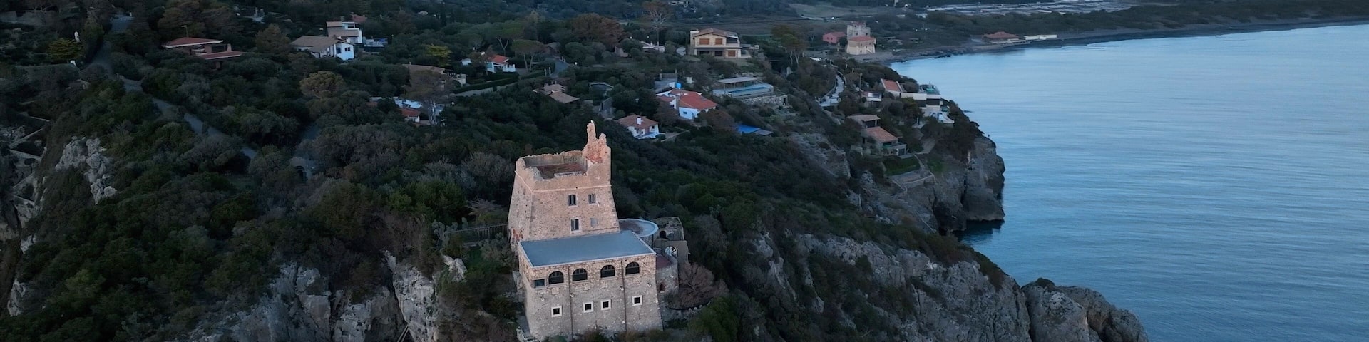 Il promontorio di Ansedonia, località turistca balneare esclusiva della costa Toscana, Italia.
Vista aerea della roccia a picco sul mare e delle ville più esclusive frequentate dai romani.