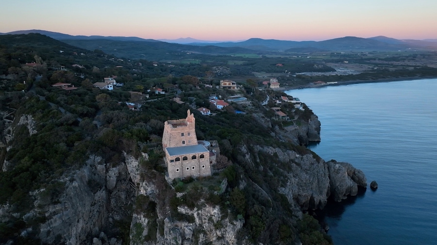 Il promontorio di Ansedonia, località turistca balneare esclusiva della costa Toscana, Italia.
Vista aerea della roccia a picco sul mare e delle ville più esclusive frequentate dai romani.