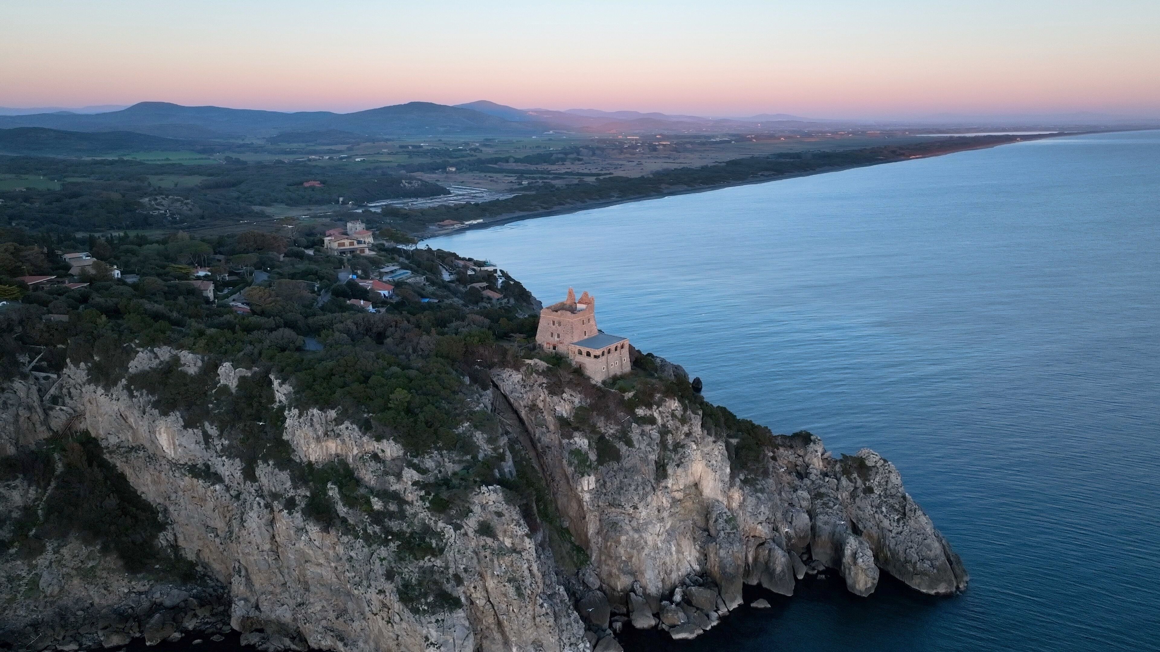 Il promontorio di Ansedonia, località turistca balneare esclusiva della costa Toscana, Italia.
Vista aerea della roccia a picco sul mare e delle ville più esclusive frequentate dai romani.
