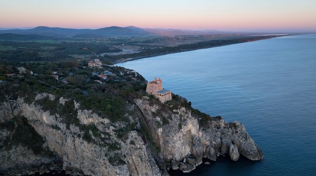 Il promontorio di Ansedonia, località turistca balneare esclusiva della costa Toscana, Italia.
Vista aerea della roccia a picco sul mare e delle ville più esclusive frequentate dai romani.