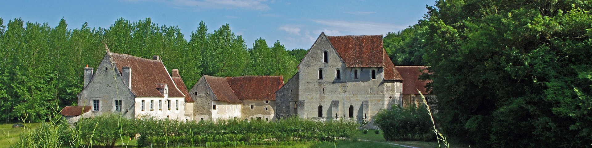 Chemillé-sur-Indrois (Indre-et-Loire) La Corroirie. Fief féodal, seigneurie et monastère des frères chartreux, à l'orée de la forêt de Loches. Ancienne dépendance de la Chartreuse du Liget, à 800 mètres de celle-ci en suivant le ruisseau du Liget vers l'aval, en dessous d'un étang, la Corroirie est lieu féodal de la Chartreuse et refuge des religieux en cas de troubles. Afin de préserver la tranquillité des pères chartreux, leur domaine de plus de 1500 hectares, était administré depuis la Corroirie par le père procureur et les frères chartreux. Son pont-levis, ses douves et ses fortifications en font une place forte. Une des portes est intacte, reconstruite au XVe siècle, elle se présente sous la forme d'une tour carrée, pourvue d'un chemin de ronde protégé par des mâchicoulis, percée d'une porte et d'une poterne autrefois défendues par des ponts-levis. La chapelle date de des XIIe-XIIIe siècles, mais elle a été surélevée au XVe siècle de deux étages, dont le premier est muni de meurtrières. Elle comprend une nef à deux travées prolongée par une abside à quatre pans. Elle conserve l'allure militaire de l'ensemble, mais est dans style Plantagenet à l'intérieur. Elle comprend une nef à deux travées prolongée par une abside à quatre pans. La prison est une tourelle isolée des autres bâtiments. Son unique accès se faisait par une porte percée à l'étage, la cellule se trouvant au rez-de-chaussée.