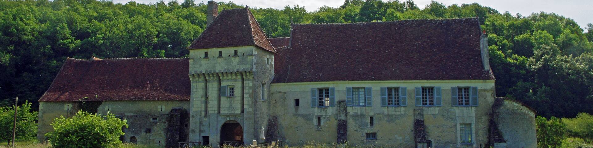 Chemillé-sur-Indrois (Indre-et-Loire) La Corroirie. Fief féodal, seigneurie et monastère des frères chartreux, à l'orée de la forêt de Loches. Ancienne dépendance de la Chartreuse du Liget, à 800 mètres de celle-ci en suivant le ruisseau du Liget vers l'aval, en dessous d'un étang, la Corroirie est lieu féodal de la Chartreuse et refuge des religieux en cas de troubles. Afin de préserver la tranquillité des pères chartreux, leur domaine de plus de 1500 hectares, était administré depuis la Corroirie par le père procureur et les frères chartreux. Son pont-levis, ses douves et ses fortifications en font une place forte. Une des portes est intacte, reconstruite au XVe siècle, elle se présente sous la forme d'une tour carrée, pourvue d'un chemin de ronde protégé par des mâchicoulis, percée d'une porte et d'une poterne autrefois défendues par des ponts-levis. La chapelle date de des XIIe-XIIIe siècles, mais elle a été surélevée au XVe siècle de deux étages, dont le premier est muni de meurtrières. Elle comprend une nef à deux travées prolongée par une abside à quatre pans. Elle conserve l'allure militaire de l'ensemble, mais est dans style Plantagenet à l'intérieur. Elle comprend une nef à deux travées prolongée par une abside à quatre pans. La prison est une tourelle isolée des autres bâtiments. Son unique accès se faisait par une porte percée à l'étage, la cellule se trouvant au rez-de-chaussée.