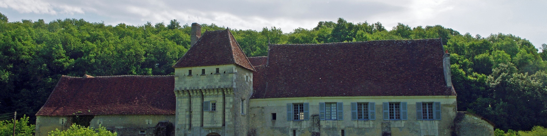 Chemillé-sur-Indrois (Indre-et-Loire) La Corroirie. Fief féodal, seigneurie et monastère des frères chartreux, à l'orée de la forêt de Loches. Ancienne dépendance de la Chartreuse du Liget, à 800 mètres de celle-ci en suivant le ruisseau du Liget vers l'aval, en dessous d'un étang, la Corroirie est lieu féodal de la Chartreuse et refuge des religieux en cas de troubles. Afin de préserver la tranquillité des pères chartreux, leur domaine de plus de 1500 hectares, était administré depuis la Corroirie par le père procureur et les frères chartreux. Son pont-levis, ses douves et ses fortifications en font une place forte. Une des portes est intacte, reconstruite au XVe siècle, elle se présente sous la forme d'une tour carrée, pourvue d'un chemin de ronde protégé par des mâchicoulis, percée d'une porte et d'une poterne autrefois défendues par des ponts-levis. La chapelle date de des XIIe-XIIIe siècles, mais elle a été surélevée au XVe siècle de deux étages, dont le premier est muni de meurtrières. Elle comprend une nef à deux travées prolongée par une abside à quatre pans. Elle conserve l'allure militaire de l'ensemble, mais est dans style Plantagenet à l'intérieur. Elle comprend une nef à deux travées prolongée par une abside à quatre pans. La prison est une tourelle isolée des autres bâtiments. Son unique accès se faisait par une porte percée à l'étage, la cellule se trouvant au rez-de-chaussée.
