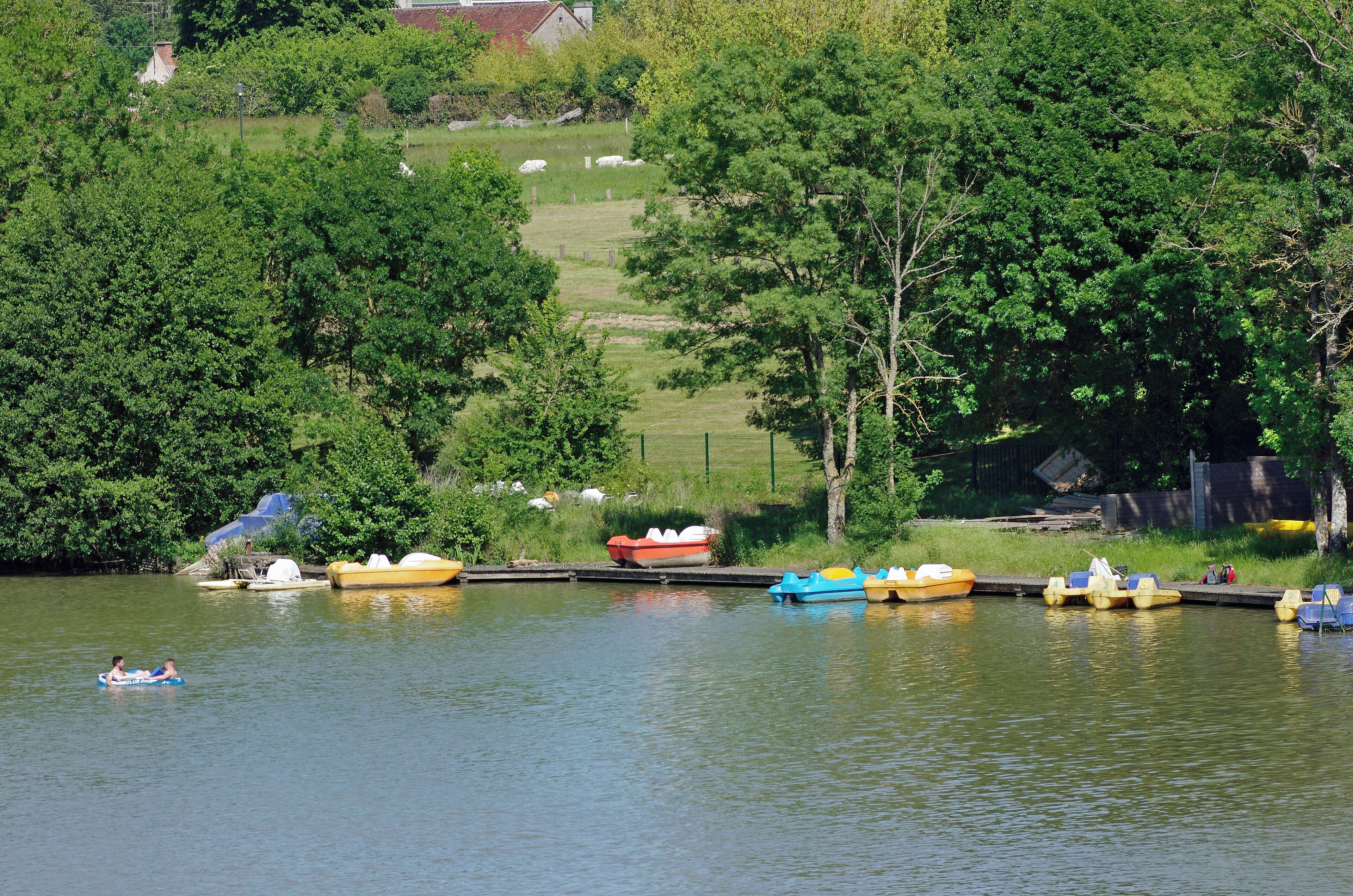 Chemillé-sur-Indrois (Indre-et-Loire) Base de loisirs de Chemillé. Plan d'eau sur les bords de l'Indrois: plage avec activités de baignade, voile, pédalo, canot, barque, pêche, tennis, pétanques, aires de jeux pour enfants... La plage est surveillée en période estivale, l'entrée est gratuite. La création de ce plan d'eau artificiel de 37 ha remonte à 1978. L'ensemble du complexe de loisirs, avec camping et restauration se répartit sur 75 ha. www.valdeloire-france.com/organiser/activites/autour-de-l...