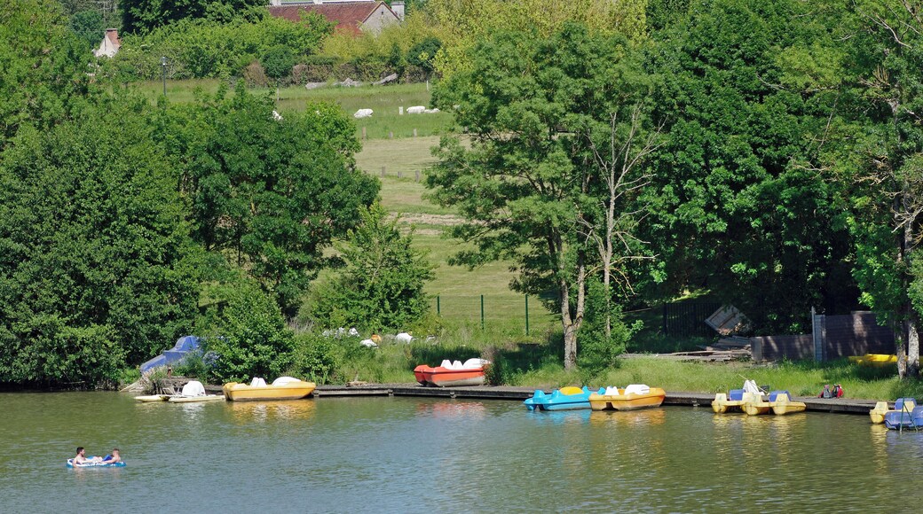 ChemillĂ©-sur-Indrois (Indre-et-Loire) Base de loisirs de ChemillĂ©. Plan d'eau sur les bords de l'Indrois: plage avec activitĂ©s de baignade, voile, pĂ©dalo, canot, barque, pĂȘche, tennis, pĂ©tanques, aires de jeux pour enfants... La plage est surveillĂ©e en pĂ©riode estivale, l'entrĂ©e est gratuite. La crĂ©ation de ce plan d'eau artificiel de 37 ha remonte Ă 1978. L'ensemble du complexe de loisirs, avec camping et restauration se rĂ©partit sur 75 ha. www.valdeloire-france.com/organiser/activites/autour-de-l...