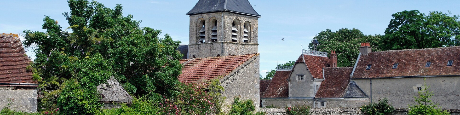 Chemillé-sur-Indrois (Indre-et-Loire). Eglise Saint-Vincent. Une première église a été construite au XIIème siècle, sur des fondations probablement antiques. Le choeur roman, abside en cul de four, est de la fin du XIIème siècle. La chapelle nord a été rajoutée au XVIème siècle, mais la nef actuelle est plus récente (XIXe). Dans le clocher carré (XIIe), une des trois cloches, ayant appartenu à la Chartreuse du Liget, est du XIVème siècle. Le puits au premier plan est de la fin du XIXème siècle (1870-1880)