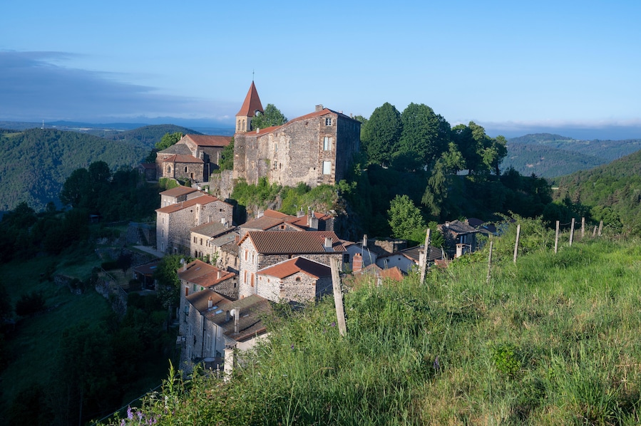 Le village pittoresque de Saint-Privat-d'Allier dans le département de la Haute-Loire en Auvergne sur les chemins de Compostelle en France