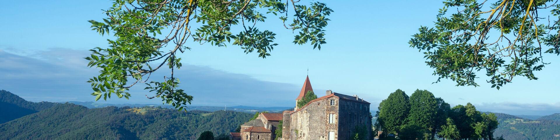 Le village pittoresque de Saint-Privat-d'Allier dans le département de la Haute-Loire en Auvergne sur les chemins de Compostelle en France