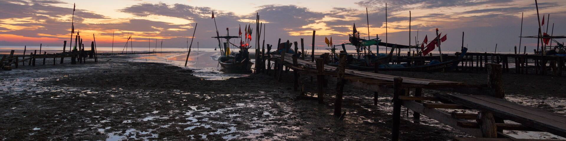 Sunrise Beach (Sunrise Beach) is beautiful in nature. Fisherman's way of life At Tha Sala Nakhon Si Thammarat, Thailand