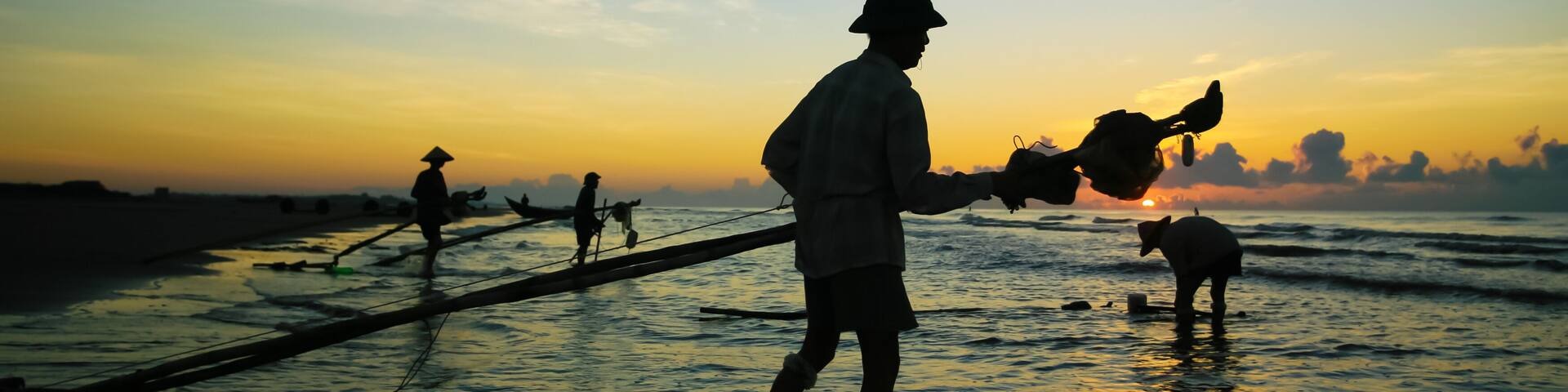 Nam Dinh, VIETNAM - August 1 :. Fishermen working in the fishing village of Hai Hau, Vietnam on August 1, 2014 in Hai Hau district, Nam Dinh .