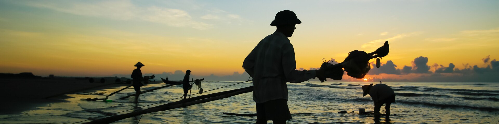Nam Dinh, VIETNAM - August 1 :. Fishermen working in the fishing village of Hai Hau, Vietnam on August 1, 2014 in Hai Hau district, Nam Dinh .
