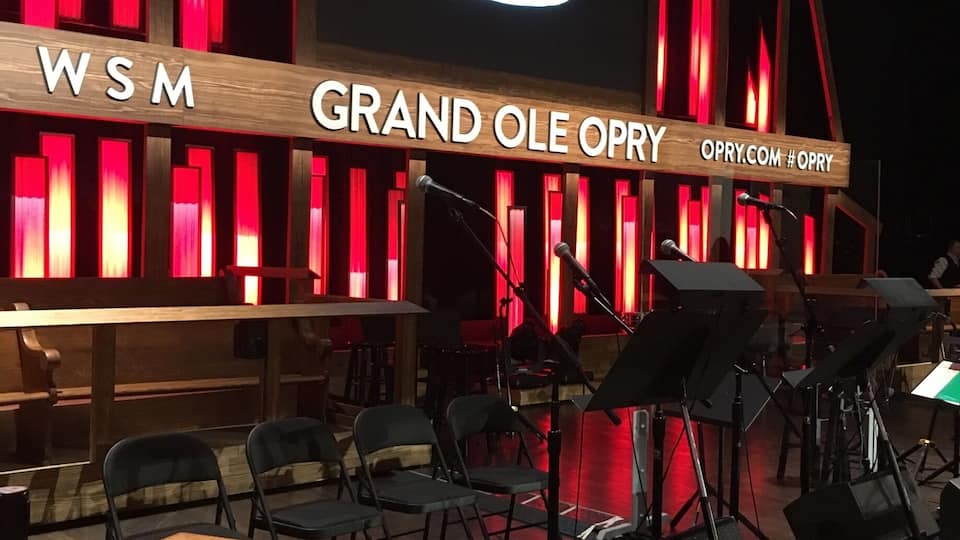 Eine Bühne mit einem Schild, auf dem 'Grand Ole Opry' und 'WSM' stehen.