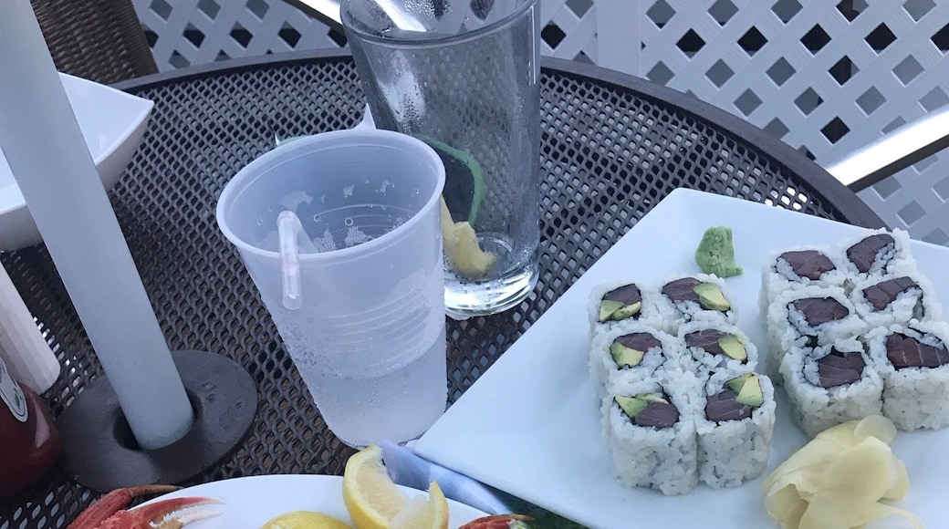 Fresh crab legs and tuna alvocado sushi 🧡