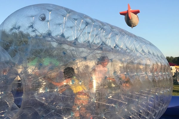 Eine transparente, kugelförmige Struktur mit Seil, die ihre Umgebung widerspiegelt.
