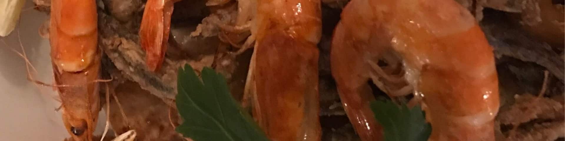 Fischplatte mit Kartoffelecken und Salat / Parrillada de Pescado con Patatas Caseras y Ensalada / Fishplatter with potato cubes and fresh salad at one of Bonn's best