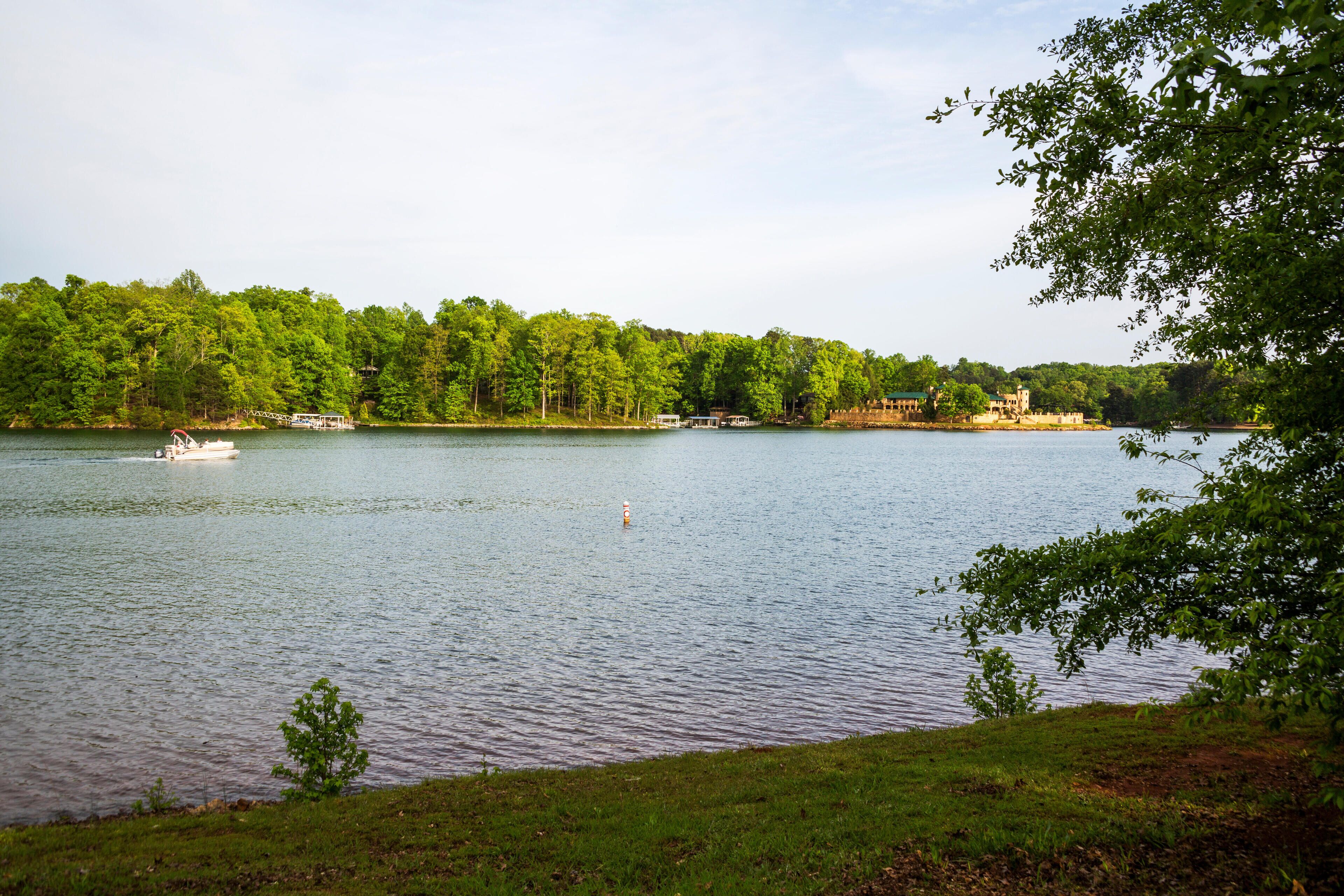 EPWXJX Boating, South Cove, Lake Keowee, Seneca, Oconee County, South Carolina, USA.