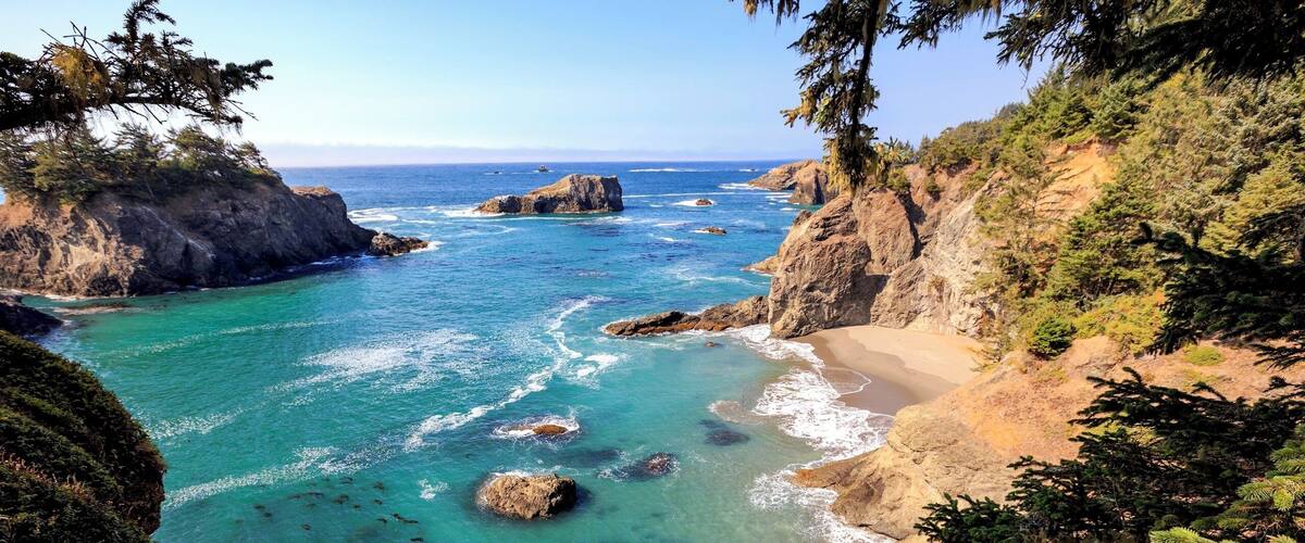 Throwback to a year ago to that time I worked on an IMAX movie. I was contracted as a guide and photographer for #intoamericaswild ๐๐ป I provided shooting locations on the most beautiful stretch of coastline in Oregon #samuelboardmansceniccorridor ๐ The trailer is out now. Youโll see this scene in it. Pretty stoked to see this on the giant screen in February! Thanks so much for the opportunity, @macfreefilms ๐๐ป Trailer link in bio. #adventure #ocean #oregon #coast