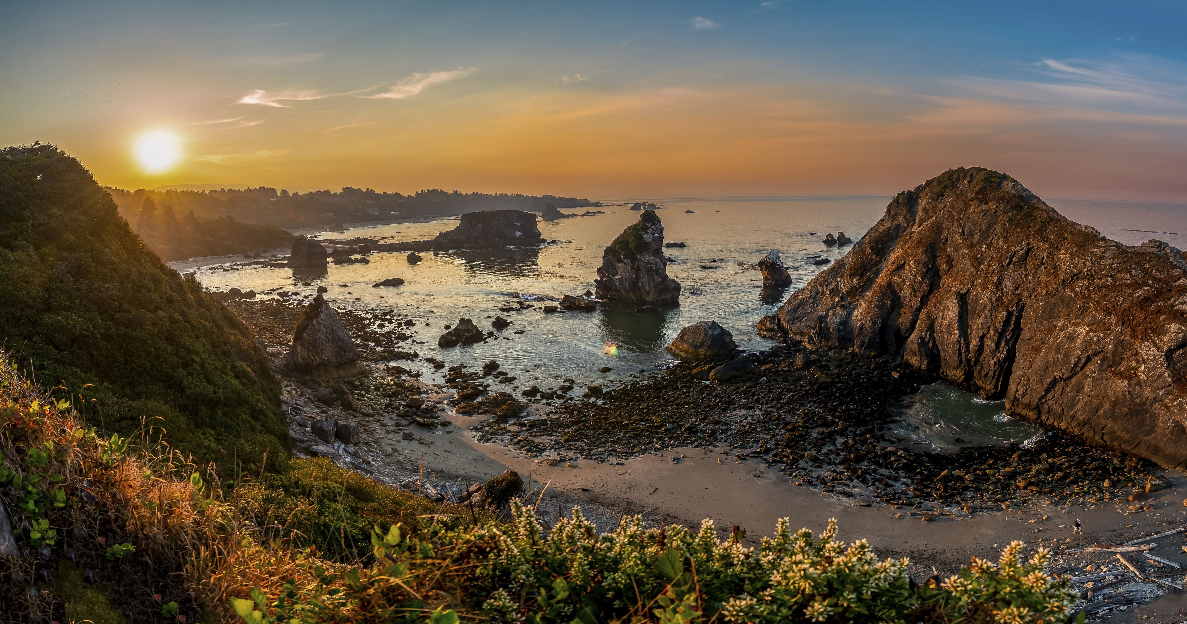 View of sea and sandy beach Harris Beach with rocks at sunrise, Harris Beach State Park, Brookings, Oregon, USA