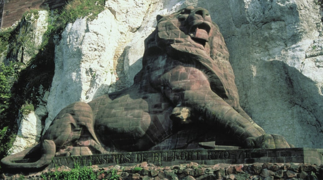 Belfort montrant statue ou sculpture