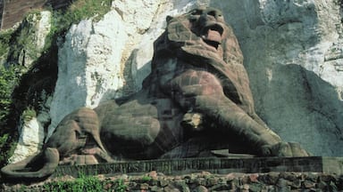 Belfort montrant statue ou sculpture