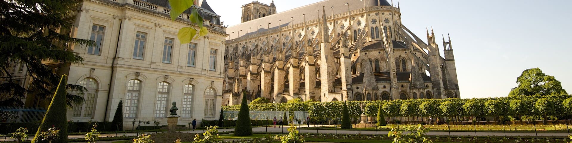 Bourges welches beinhaltet historische Architektur und Park