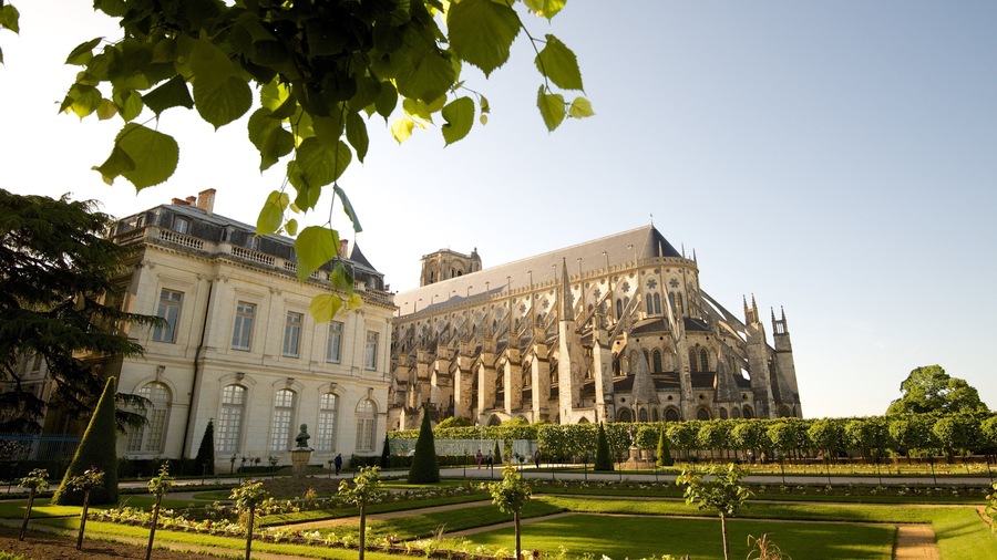 Bourges featuring heritage architecture and a garden
