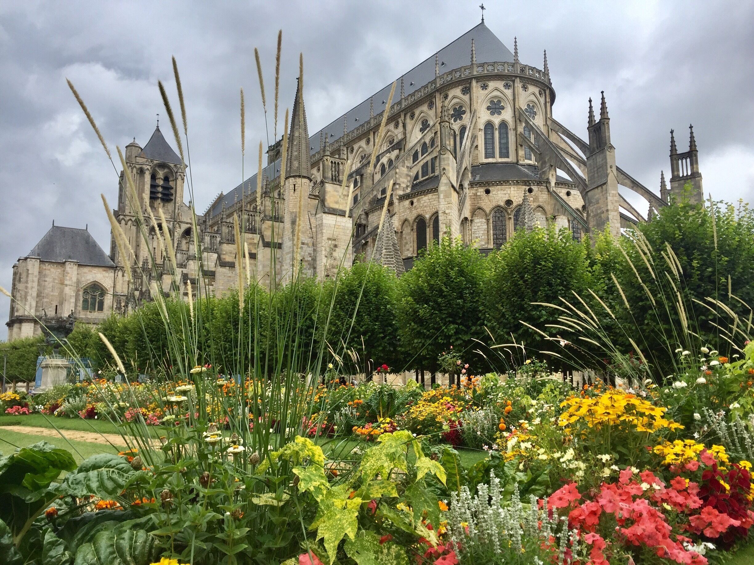 Amazing gardens around the beautiful cathedral in Bourges ❤️
#History