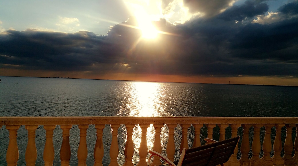 Sunset on Tampa Bay. Apollo Beach is a quiet, upscale community in the southeast suburbs of Tampa Bay. Views like this can be found at the Apollo Beach Nature Preserve, as well as the Manatee Viewing Center.
#GoldenHour