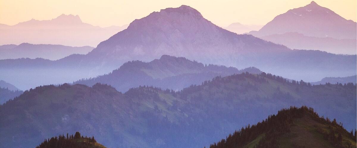 One of my favorite hikes in the North Cascades in Washington.
This 9 mile roundtrip hike takes you to some incredible mountain views. It does have quite a bit of elevation gain, 2500 feet to the top.