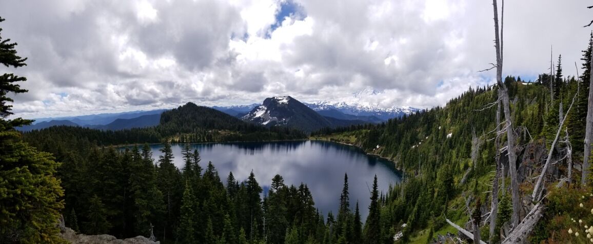 Mt. Rainier in the background... My favorite thinking spot.

#lifeatexpedia
#nature
#Trovember