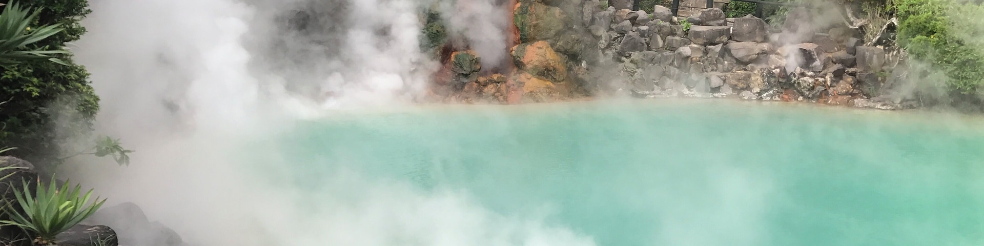 湯煙を上げる海地獄