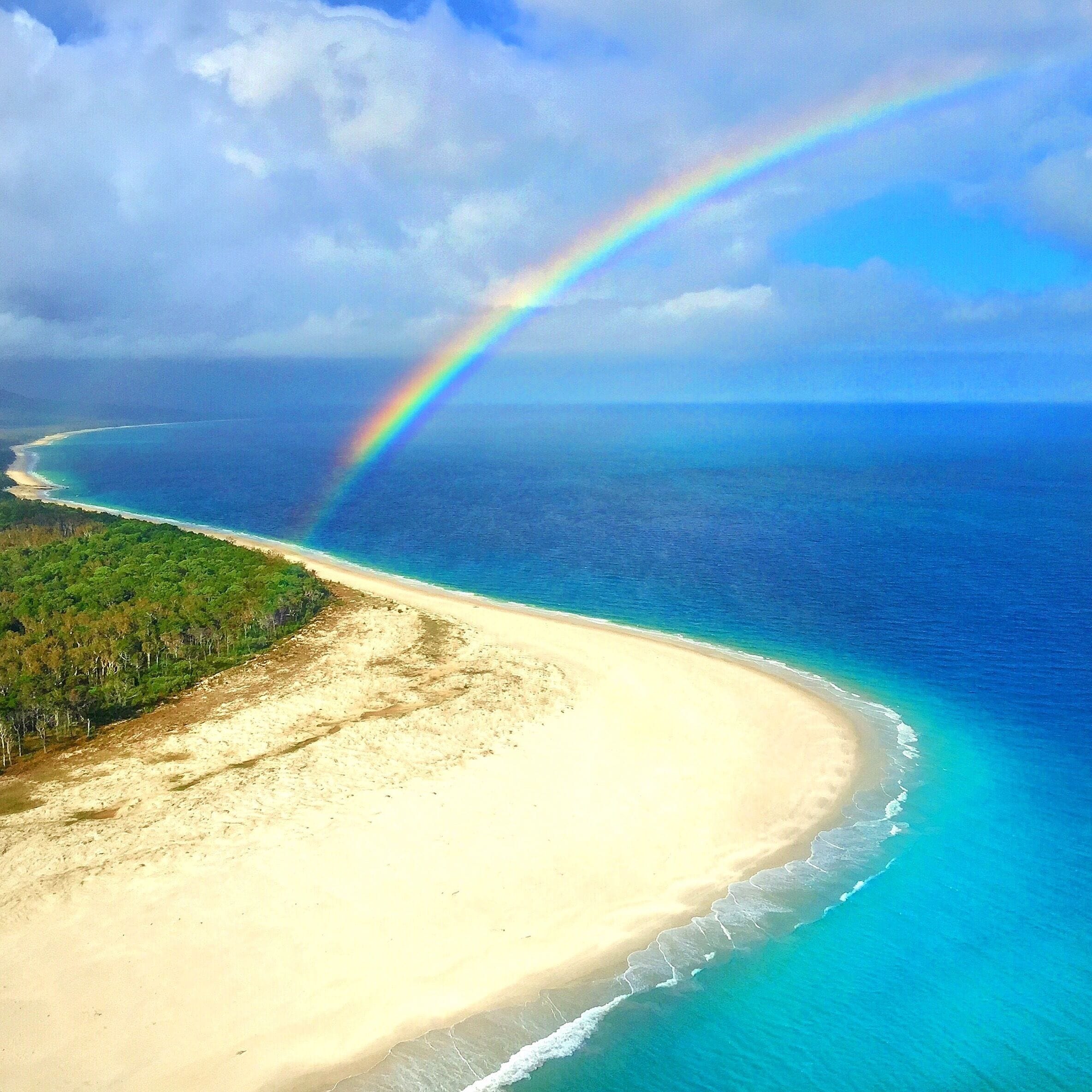 Chasing rainbows and searching for the pot of gold with @tangaloomaheli on Moreton Island! Happy hump day! 🌈🚁☀️🐠🌴😀
@tangaloomaislandresort #thisisqueensland #seeaustralia #gopro #goproau