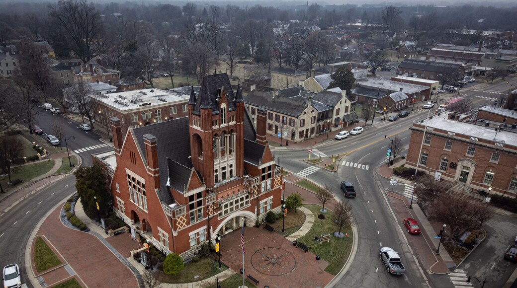 Roundabout near the historic courthouse and Talbot tavern in Bardstown, Kentucky, self-proclaimed as the bourbon capital.
