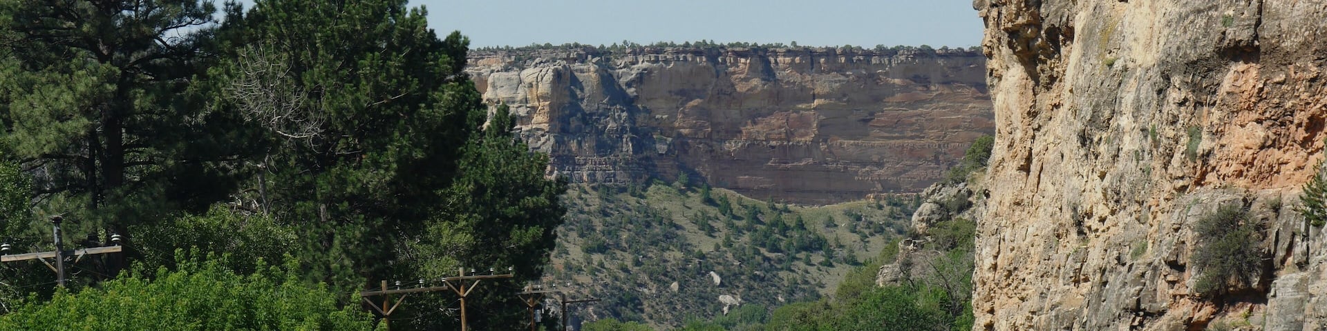 Une route avec un panneau indiquant le point de départ du sentier de Saltlick.