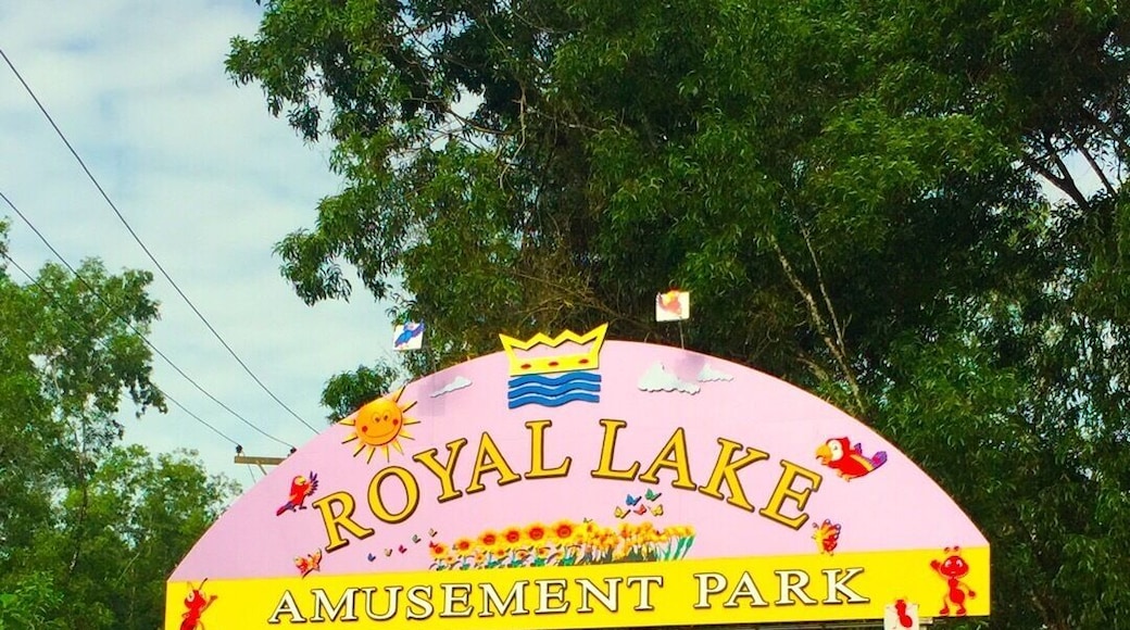 The gate as beginning way for the Royal Lake Amusement Park , but have the gate at inside as other one with entry fees .