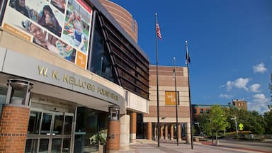 Edifício da Fundação W.K. Kellogg com um grande outdoor e bandeiras americanas.