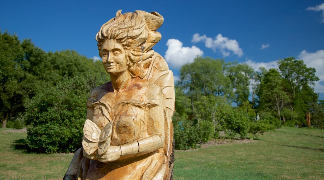 Battle Creek ofreciendo una estatua o escultura, arte al aire libre y un parque