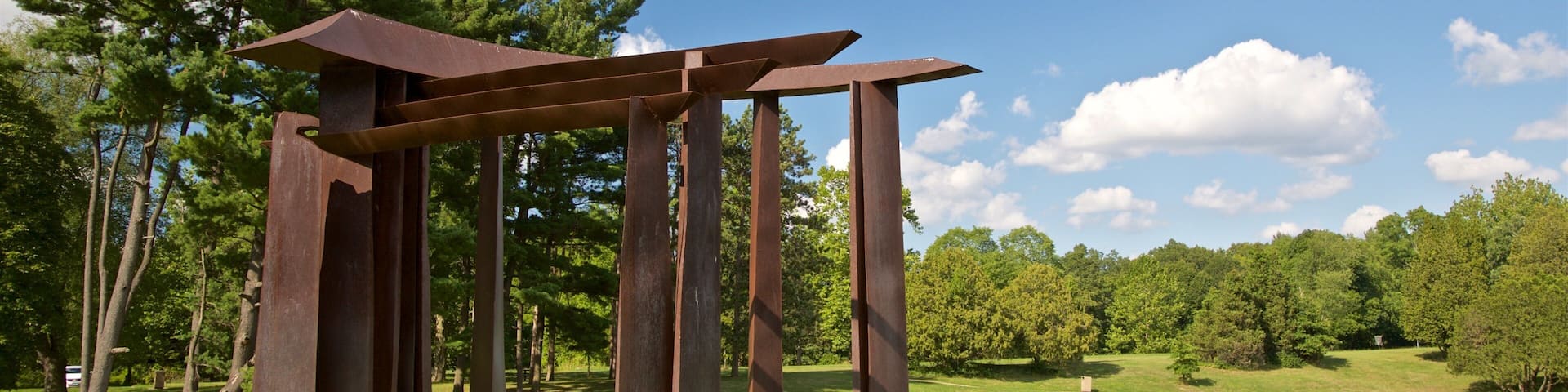 Battle Creek showing a garden and outdoor art