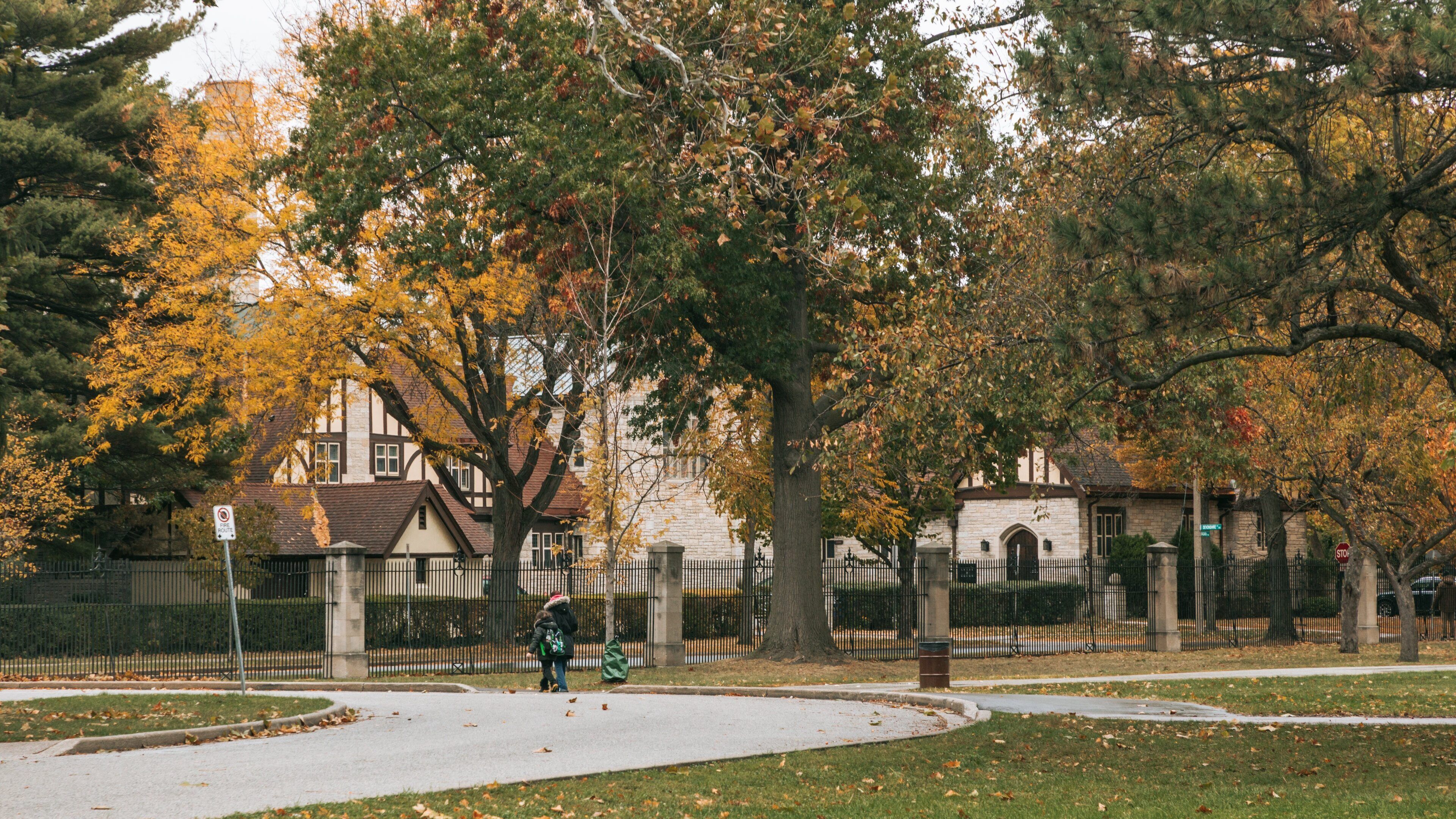 Willistead Park Trail Trailhead showing fall colors and a park