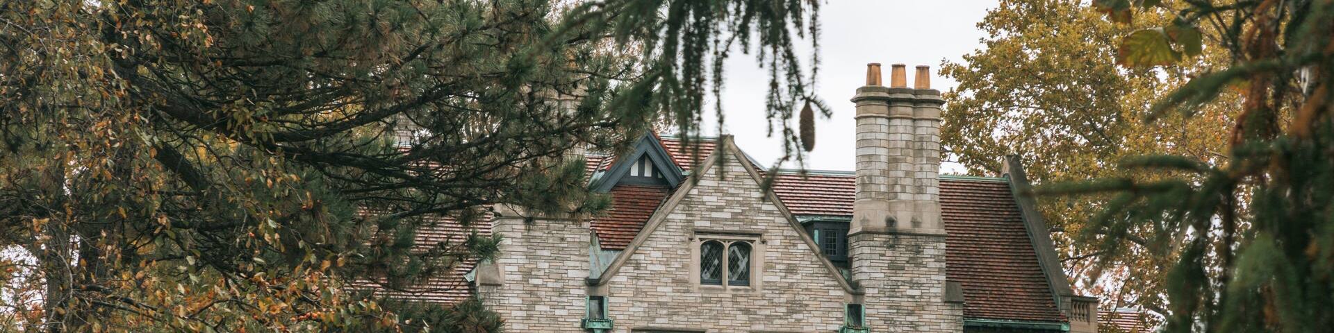 Willistead Park Trail Trailhead showing a house and heritage elements