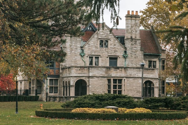 Willistead Park Trail Trailhead showing a house and heritage elements